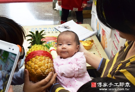 張寶寶(台中西區到府嬰兒寶寶滿月剃頭理髮、免費到府嬰兒剃胎毛儀式吉祥話)。到府剃頭剃胎毛主持、專業拍照、DVD光碟、證書。★購買「臍帶章、肚臍章、胎毛筆刷印章」贈送：剃頭、收涎、抓周，三選一。2015.12.13 照片9